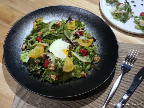 Lovewine葡萄酒專賣店&法式餐廳:台中美食│Love Wine葡萄酒專賣店&法餐酒館〃美食配紅酒,還有專利品酒鮮飲機,紅酒一杯25元起~