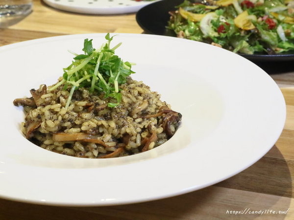 Lovewine葡萄酒專賣店&法式餐廳:台中美食│Love Wine葡萄酒專賣店&法餐酒館〃美食配紅酒,還有專利品酒鮮飲機,紅酒一杯25元起~