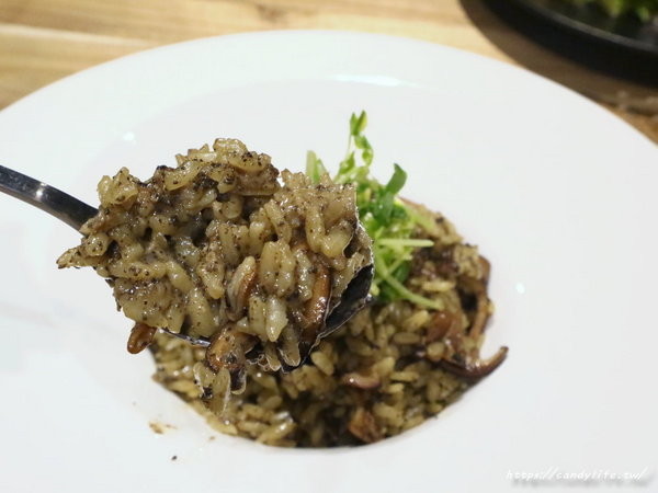 Lovewine葡萄酒專賣店&法式餐廳:台中美食│Love Wine葡萄酒專賣店&法餐酒館〃美食配紅酒,還有專利品酒鮮飲機,紅酒一杯25元起~