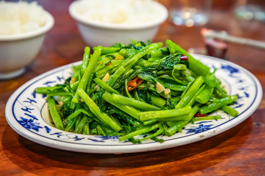 桃園市中壢區小木屋大排檔平價快炒｜點六道菜一千有找白飯還吃到飽！越晚越熱鬧大排檔平價熱炒