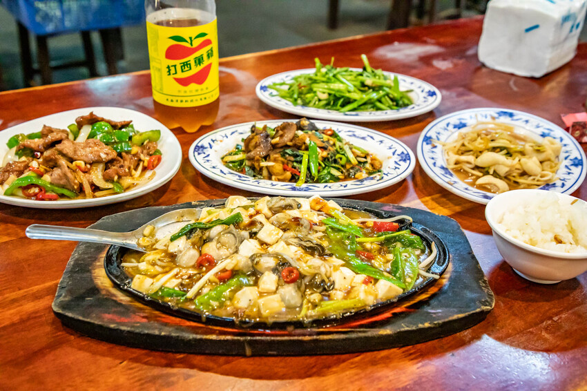 桃園市中壢區小木屋大排檔平價快炒｜點六道菜一千有找白飯還吃到飽！越晚越熱鬧大排檔平價熱炒