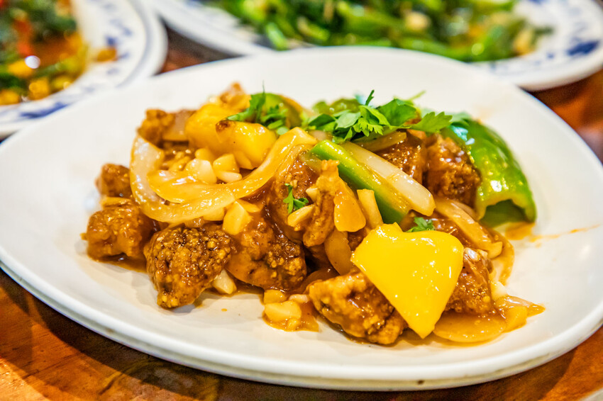 桃園市中壢區小木屋大排檔平價快炒｜點六道菜一千有找白飯還吃到飽！越晚越熱鬧大排檔平價熱炒