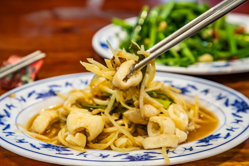 桃園市中壢區小木屋大排檔平價快炒｜點六道菜一千有找白飯還吃到飽！越晚越熱鬧大排檔平價熱炒