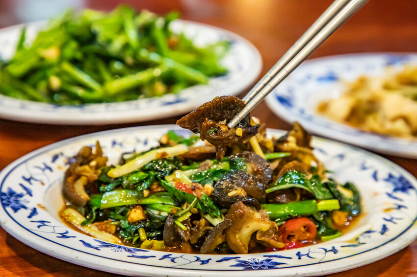 桃園市中壢區小木屋大排檔平價快炒｜點六道菜一千有找白飯還吃到飽！越晚越熱鬧大排檔平價熱炒