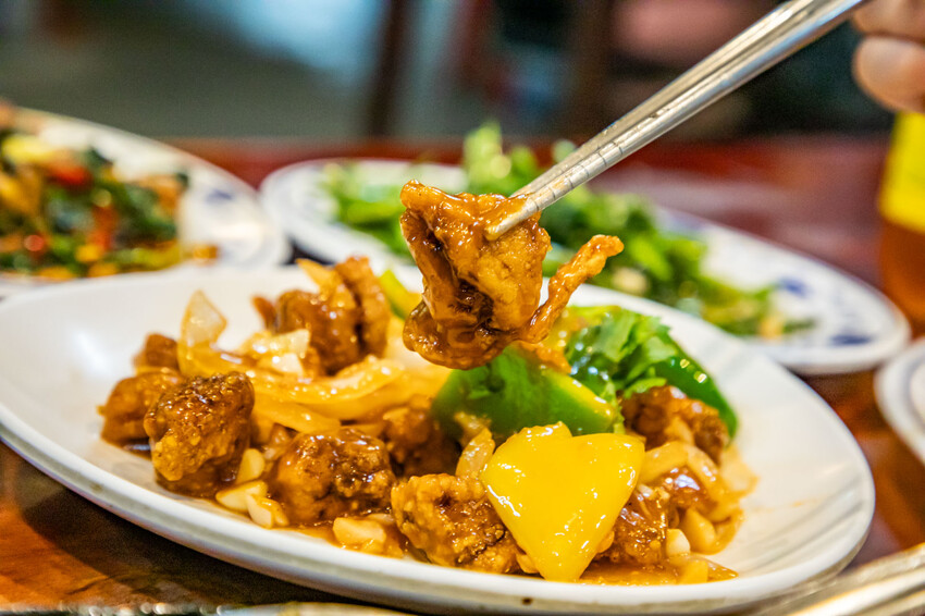 桃園市中壢區小木屋大排檔平價快炒｜點六道菜一千有找白飯還吃到飽！越晚越熱鬧大排檔平價熱炒