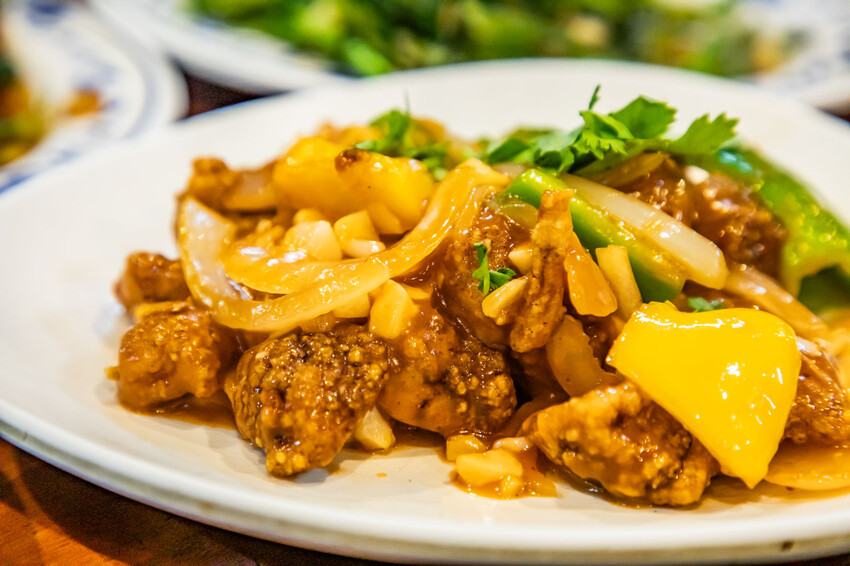 桃園市中壢區小木屋大排檔平價快炒｜點六道菜一千有找白飯還吃到飽！越晚越熱鬧大排檔平價熱炒