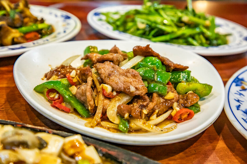 桃園市中壢區小木屋大排檔平價快炒｜點六道菜一千有找白飯還吃到飽！越晚越熱鬧大排檔平價熱炒