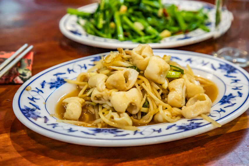 桃園市中壢區小木屋大排檔平價快炒｜點六道菜一千有找白飯還吃到飽！越晚越熱鬧大排檔平價熱炒
