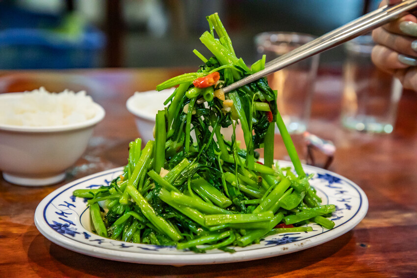 桃園市中壢區小木屋大排檔平價快炒｜點六道菜一千有找白飯還吃到飽！越晚越熱鬧大排檔平價熱炒