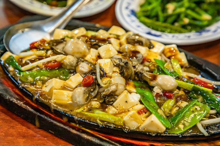 桃園市中壢區小木屋大排檔平價快炒｜點六道菜一千有找白飯還吃到飽！越晚越熱鬧大排檔平價熱炒