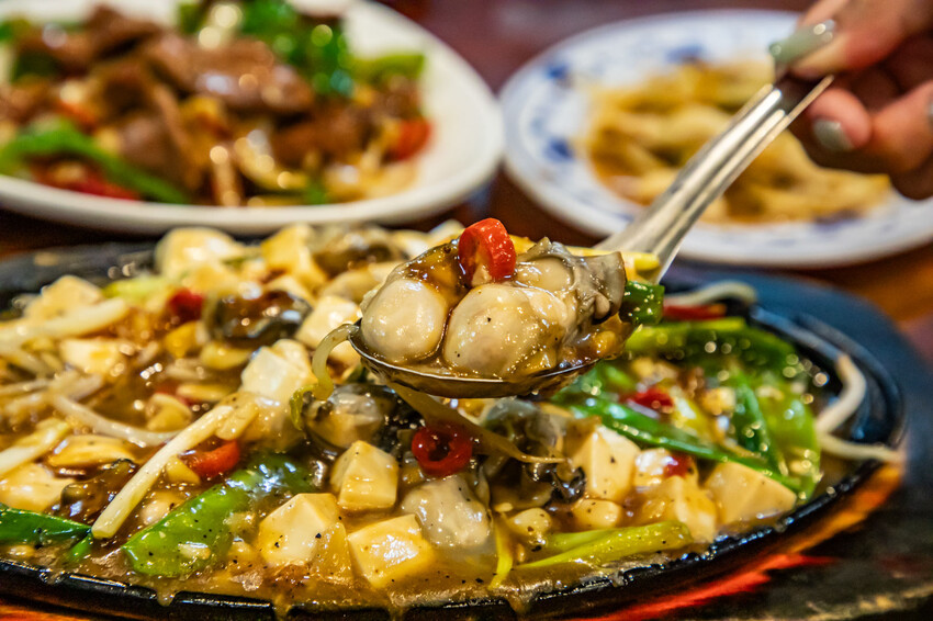 桃園市中壢區小木屋大排檔平價快炒｜點六道菜一千有找白飯還吃到飽！越晚越熱鬧大排檔平價熱炒