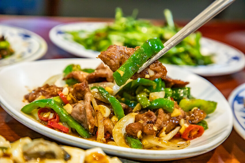 桃園市中壢區小木屋大排檔平價快炒｜點六道菜一千有找白飯還吃到飽！越晚越熱鬧大排檔平價熱炒