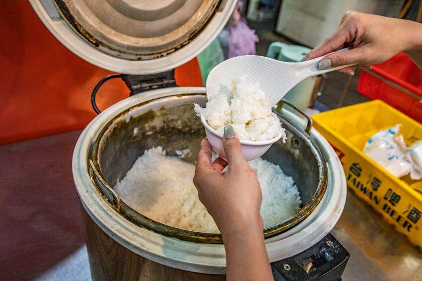 桃園市中壢區小木屋大排檔平價快炒｜點六道菜一千有找白飯還吃到飽！越晚越熱鬧大排檔平價熱炒