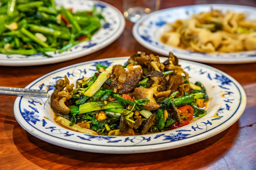 桃園市中壢區小木屋大排檔平價快炒｜點六道菜一千有找白飯還吃到飽！越晚越熱鬧大排檔平價熱炒