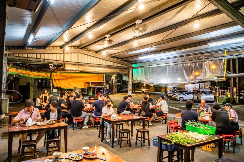 桃園市中壢區小木屋大排檔平價快炒｜點六道菜一千有找白飯還吃到飽！越晚越熱鬧大排檔平價熱炒