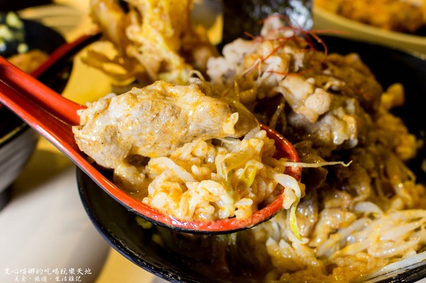 拉瑪右手泰式咖哩丼:高雄左營︱拉瑪右手泰式咖哩丼 泰式咖哩結合日式丼飯,母親節來點不一樣的新滋味吧!Rama Yo Thai Curry Don