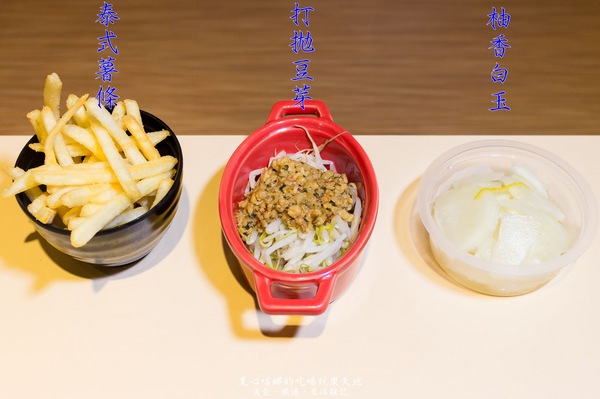 拉瑪右手泰式咖哩丼:高雄左營︱拉瑪右手泰式咖哩丼 泰式咖哩結合日式丼飯,母親節來點不一樣的新滋味吧!Rama Yo Thai Curry Don