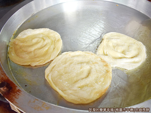 忠貞甩餅03-煎麵餅.JPG