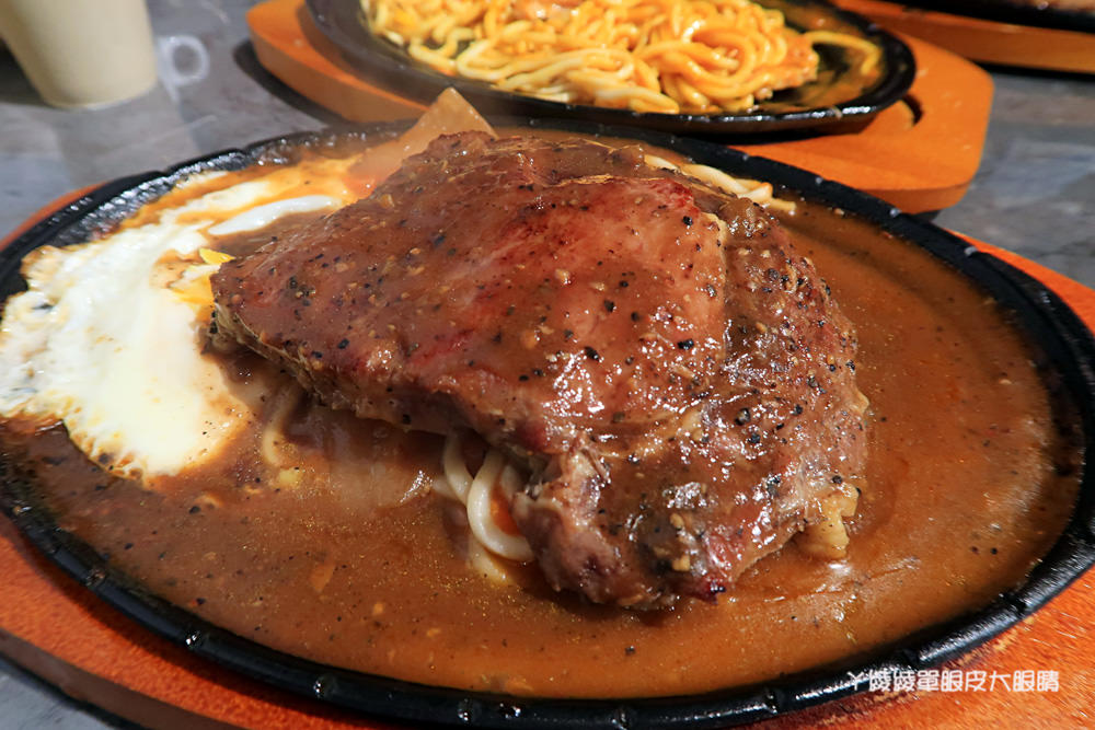 新莊平價牛排推薦，鮮牛排新開幕囉！有夠厚牛排、沙拉自助吧無限供應、現磨咖啡