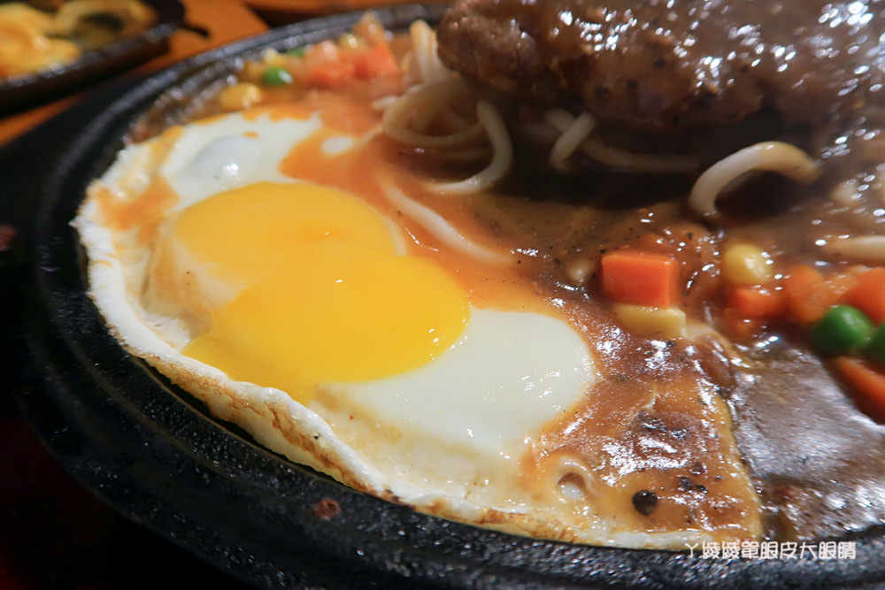 新莊平價牛排推薦，鮮牛排新開幕囉！有夠厚牛排、沙拉自助吧無限供應、現磨咖啡