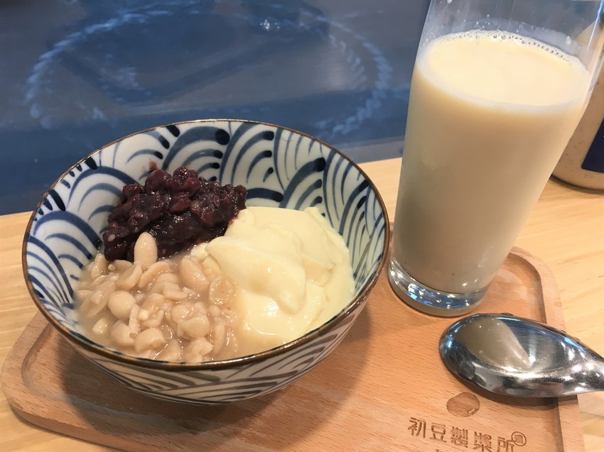 初豆製漿所,Truesoymilk,板橋站,豆漿,濃,非基改,黃豆,豆乳,SGS,豆漿豆花,我不是他媽媽,食尚玩家介紹,民權路,環球購物