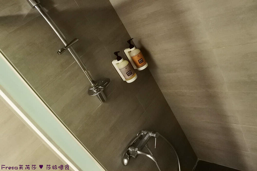 台中市西屯區台中飯店【台中逢甲25行館】住宅區內寧靜放鬆飯店氛圍.陽台房型曬曬暖陽.路口就有停車場公車站│秋紅谷│逢甲