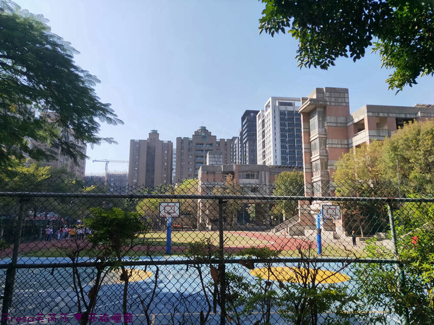 台中市西屯區台中飯店【台中逢甲25行館】住宅區內寧靜放鬆飯店氛圍.陽台房型曬曬暖陽.路口就有停車場公車站│秋紅谷│逢甲