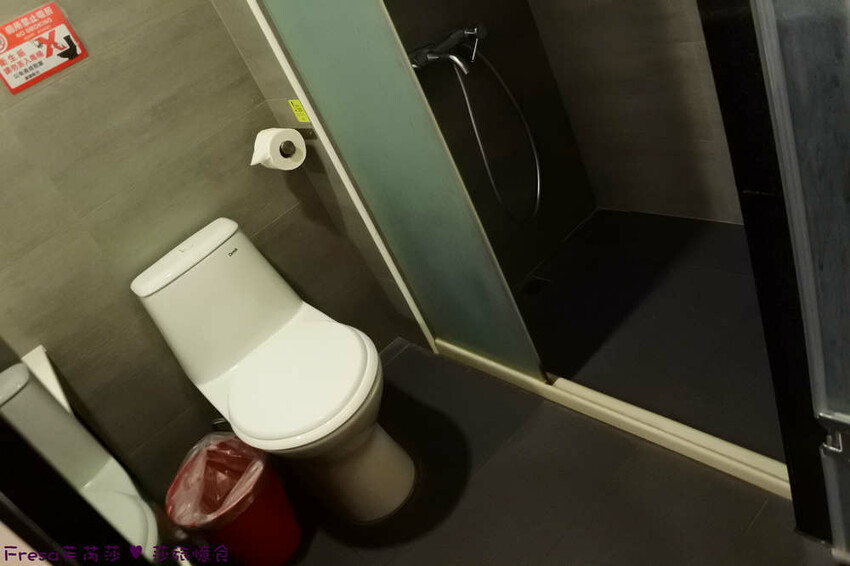 台中市西屯區台中飯店【台中逢甲25行館】住宅區內寧靜放鬆飯店氛圍.陽台房型曬曬暖陽.路口就有停車場公車站│秋紅谷│逢甲