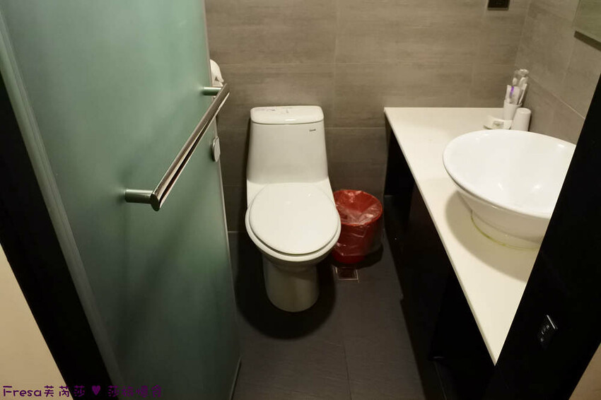 台中市西屯區台中飯店【台中逢甲25行館】住宅區內寧靜放鬆飯店氛圍.陽台房型曬曬暖陽.路口就有停車場公車站│秋紅谷│逢甲