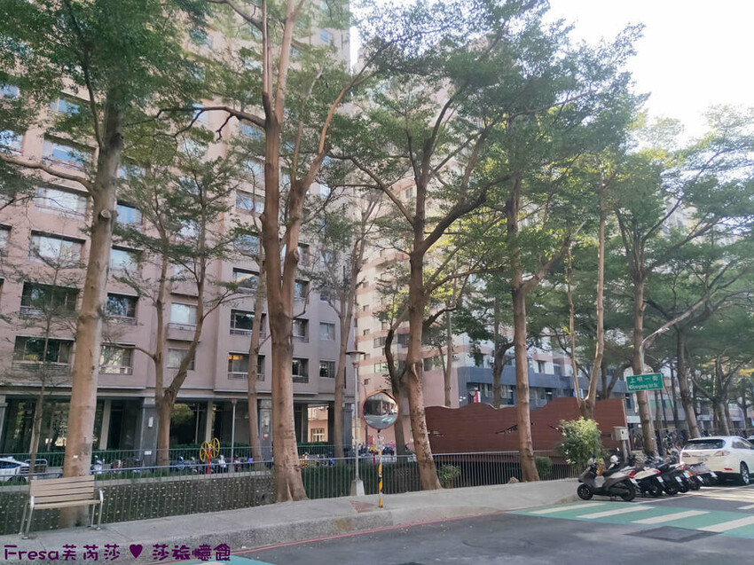 台中市西屯區台中飯店【台中逢甲25行館】住宅區內寧靜放鬆飯店氛圍.陽台房型曬曬暖陽.路口就有停車場公車站│秋紅谷│逢甲