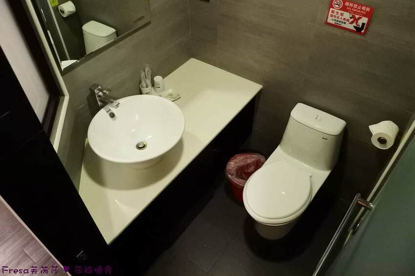 台中市西屯區台中飯店【台中逢甲25行館】住宅區內寧靜放鬆飯店氛圍.陽台房型曬曬暖陽.路口就有停車場公車站│秋紅谷│逢甲