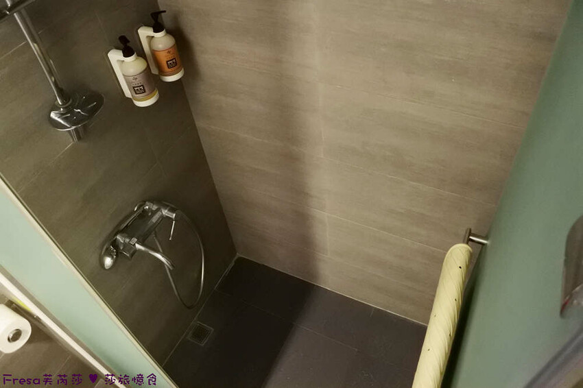 台中市西屯區台中飯店【台中逢甲25行館】住宅區內寧靜放鬆飯店氛圍.陽台房型曬曬暖陽.路口就有停車場公車站│秋紅谷│逢甲