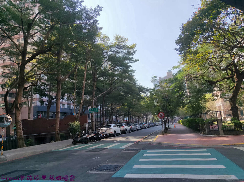 台中市西屯區台中飯店【台中逢甲25行館】住宅區內寧靜放鬆飯店氛圍.陽台房型曬曬暖陽.路口就有停車場公車站│秋紅谷│逢甲