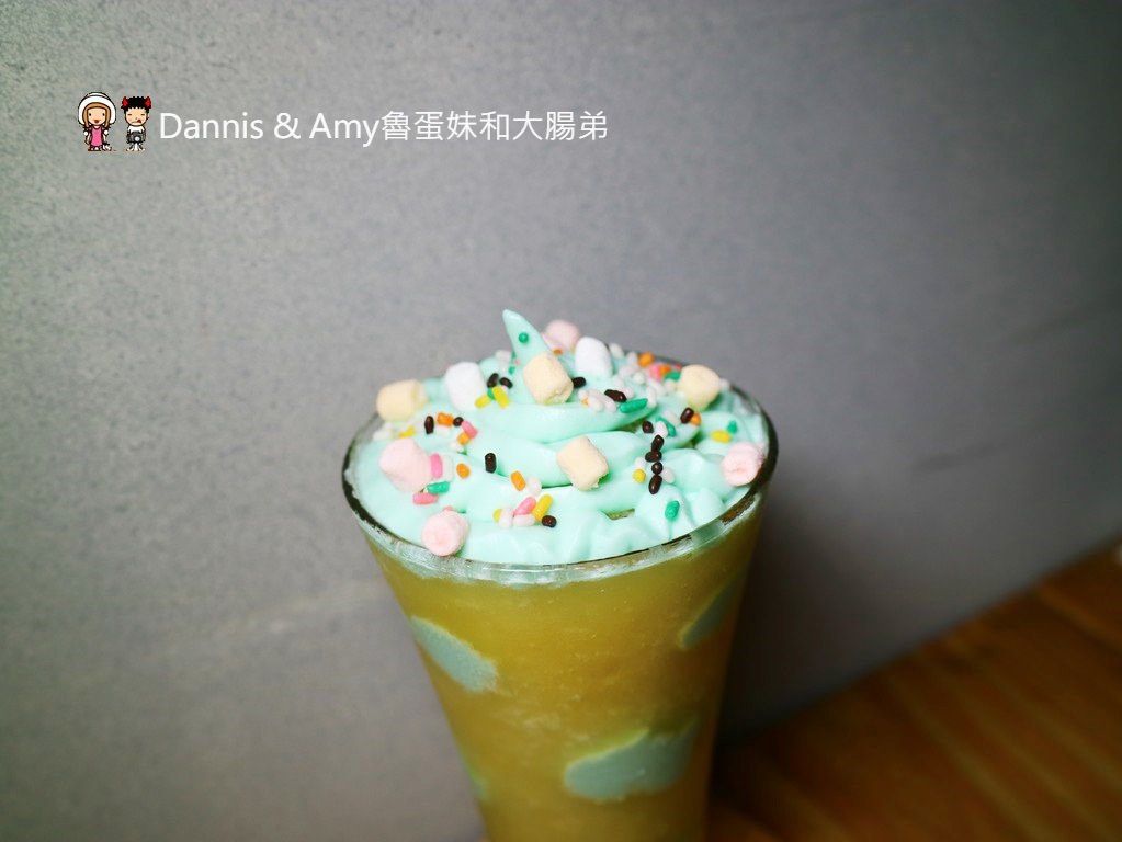 《新竹美食》聚品窩 Cafe & Bar。精釀啤酒搭配燒烤及創意招牌熱炒。反差萌文青風適合三五好友小酌 ︱巨城附近（影片）