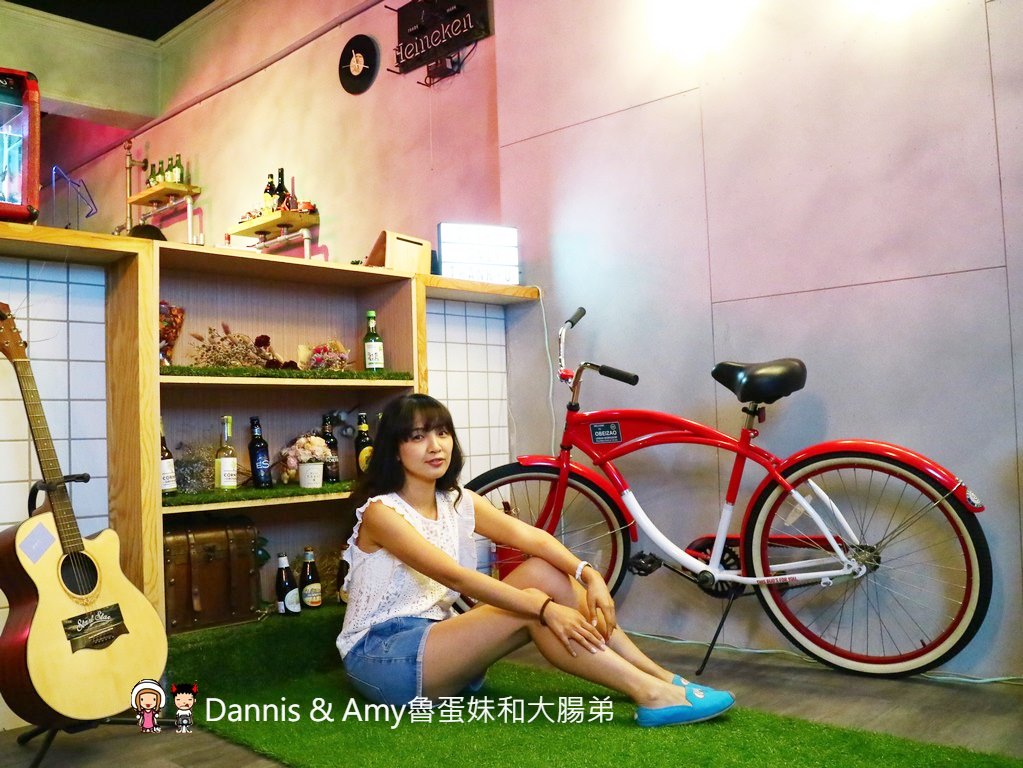 《新竹美食》聚品窩 Cafe & Bar。精釀啤酒搭配燒烤及創意招牌熱炒。反差萌文青風適合三五好友小酌 ︱巨城附近(影片)