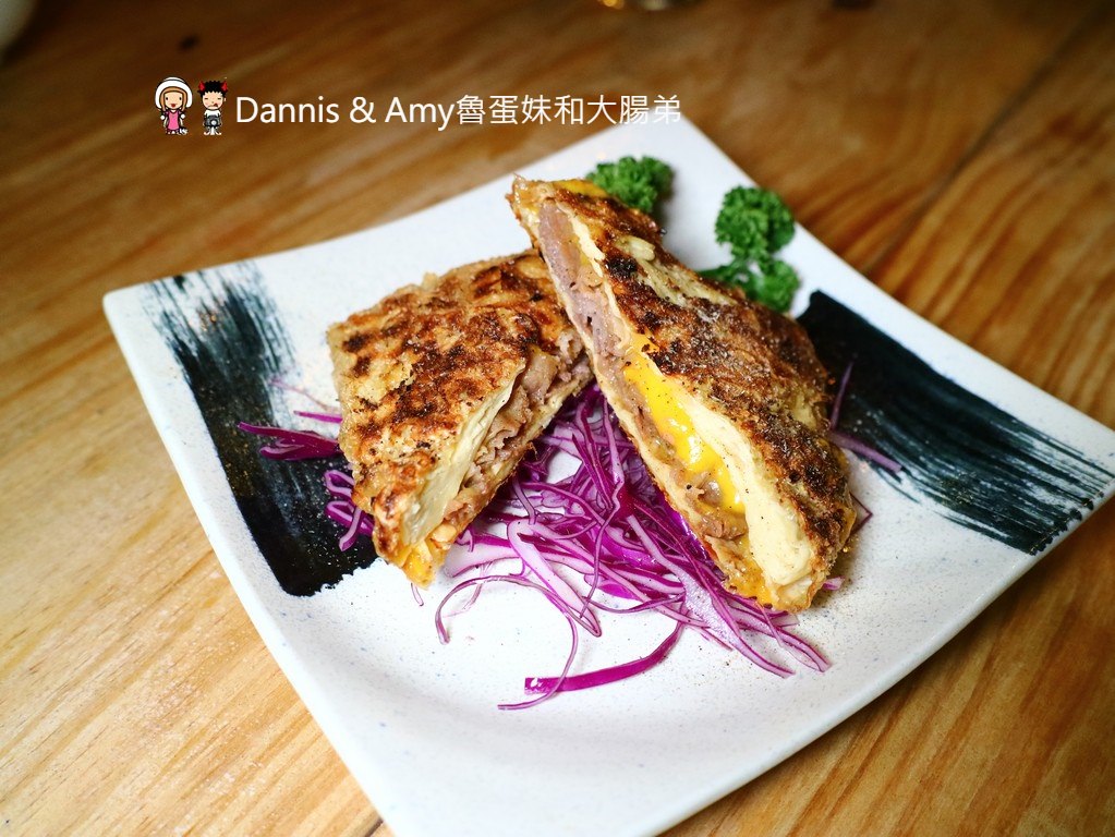 《新竹美食》聚品窩 Cafe & Bar。精釀啤酒搭配燒烤及創意招牌熱炒。反差萌文青風適合三五好友小酌 ︱巨城附近(影片)