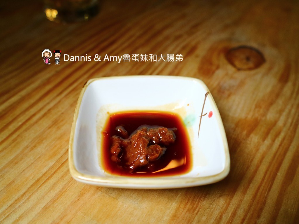 《新竹美食》聚品窩 Cafe & Bar。精釀啤酒搭配燒烤及創意招牌熱炒。反差萌文青風適合三五好友小酌 ︱巨城附近（影片）