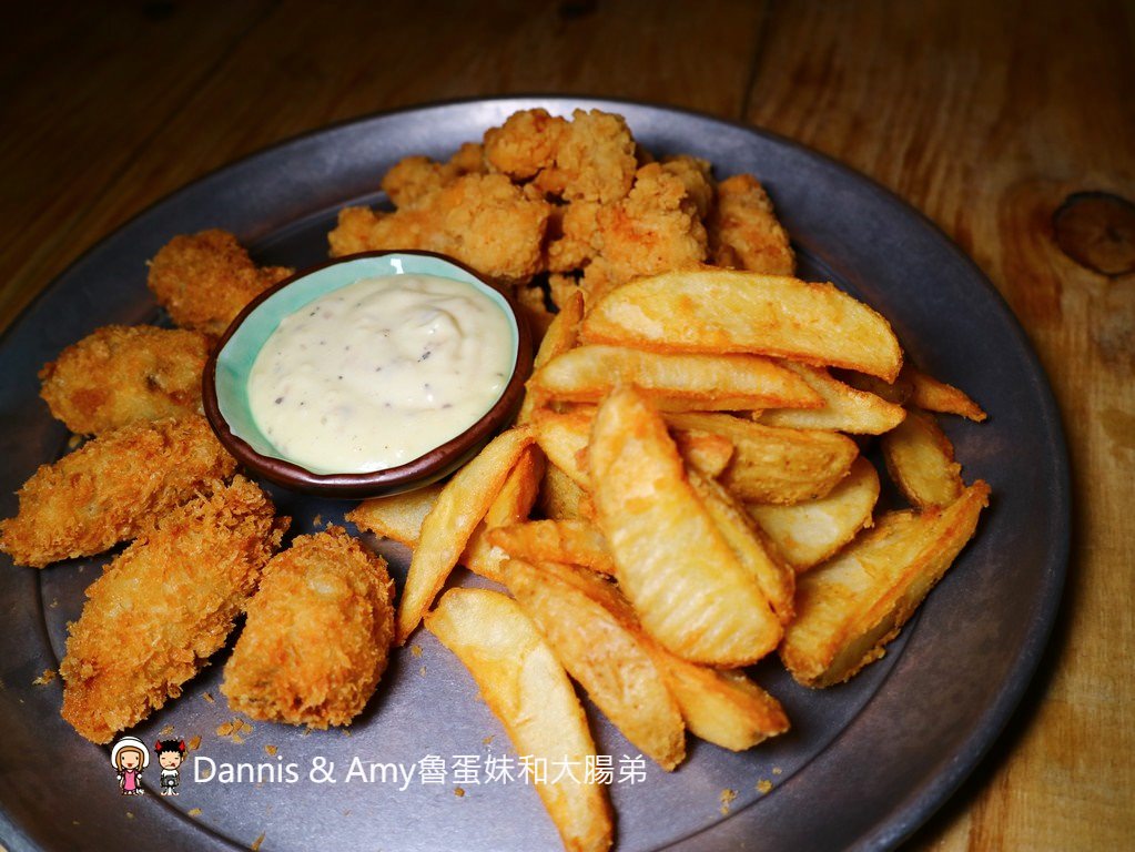 《新竹美食》聚品窩 Cafe & Bar。精釀啤酒搭配燒烤及創意招牌熱炒。反差萌文青風適合三五好友小酌 ︱巨城附近（影片）