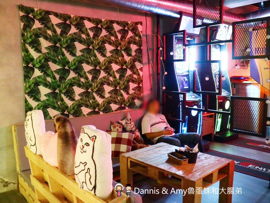 《新竹美食》聚品窩 Cafe & Bar。精釀啤酒搭配燒烤及創意招牌熱炒。反差萌文青風適合三五好友小酌 ︱巨城附近（影片）