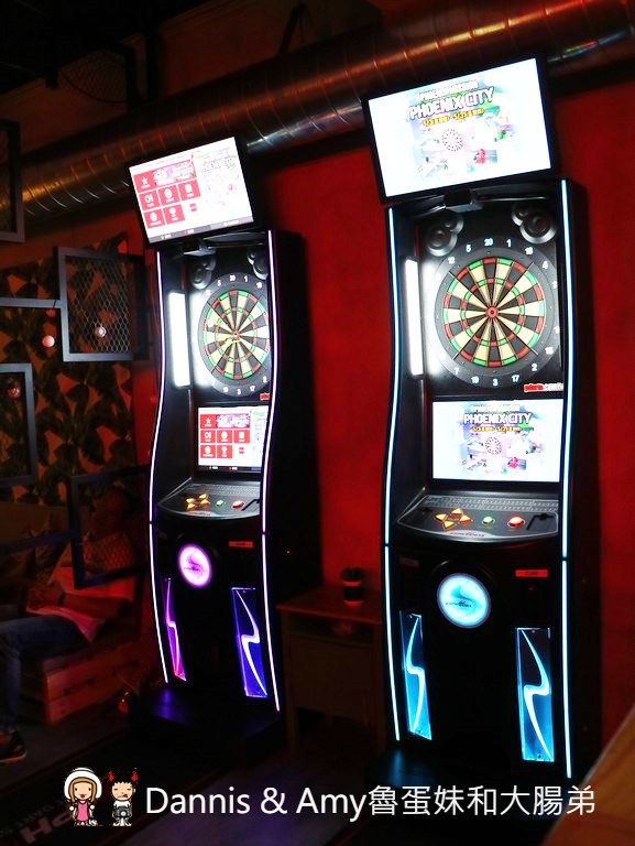 《新竹美食》聚品窩 Cafe & Bar。精釀啤酒搭配燒烤及創意招牌熱炒。反差萌文青風適合三五好友小酌 ︱巨城附近（影片）