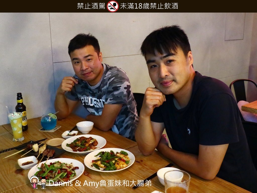 《新竹美食》聚品窩 Cafe & Bar。精釀啤酒搭配燒烤及創意招牌熱炒。反差萌文青風適合三五好友小酌 ︱巨城附近（影片）