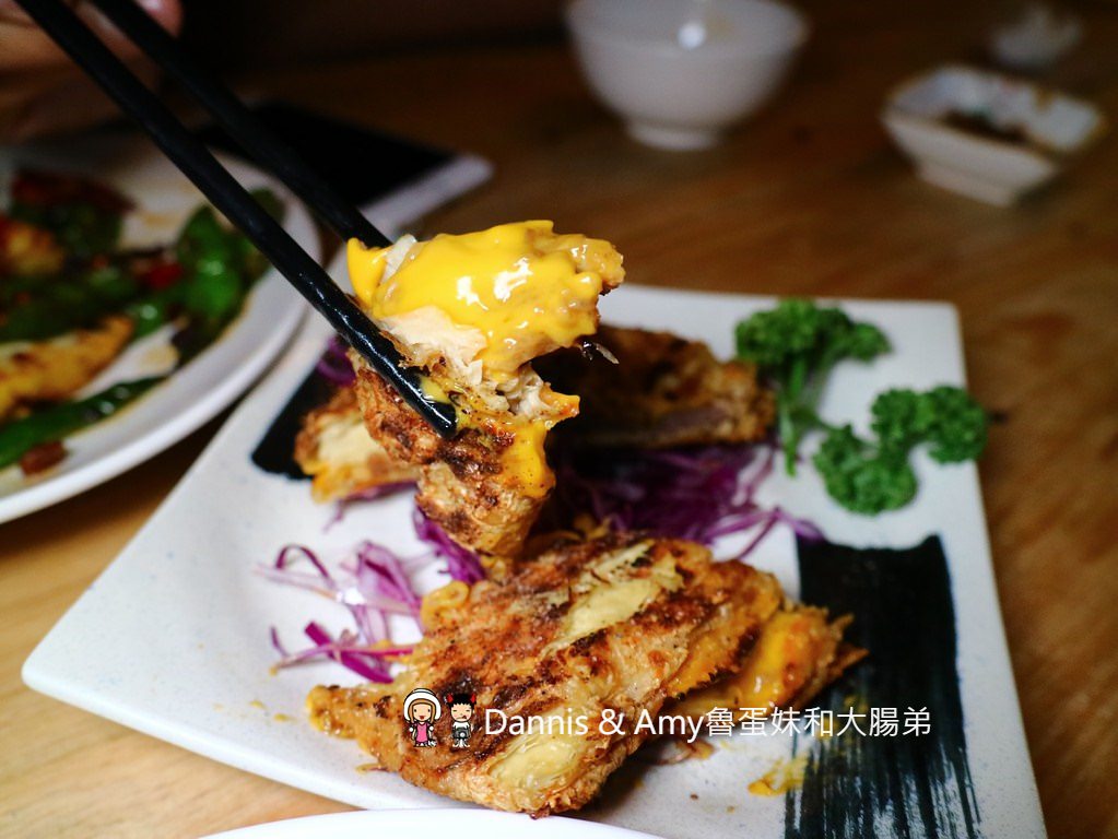 《新竹美食》聚品窩 Cafe & Bar。精釀啤酒搭配燒烤及創意招牌熱炒。反差萌文青風適合三五好友小酌 ︱巨城附近（影片）