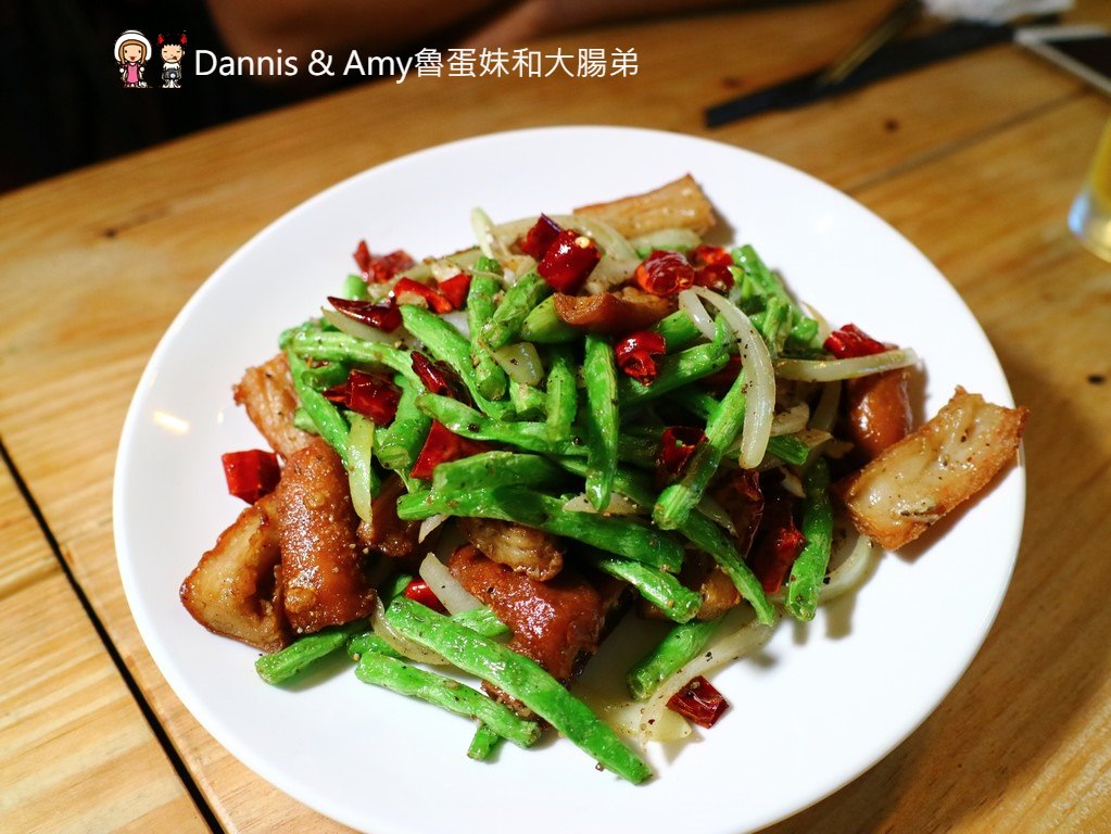 《新竹美食》聚品窩 Cafe & Bar。精釀啤酒搭配燒烤及創意招牌熱炒。反差萌文青風適合三五好友小酌 ︱巨城附近（影片）