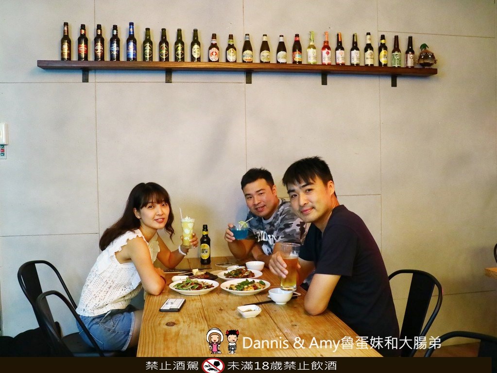 《新竹美食》聚品窩 Cafe & Bar。精釀啤酒搭配燒烤及創意招牌熱炒。反差萌文青風適合三五好友小酌 ︱巨城附近（影片）