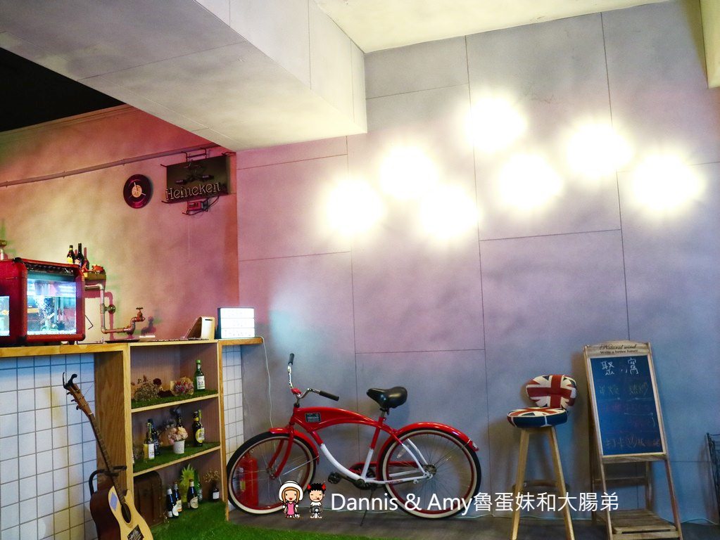 《新竹美食》聚品窩 Cafe & Bar。精釀啤酒搭配燒烤及創意招牌熱炒。反差萌文青風適合三五好友小酌 ︱巨城附近（影片）