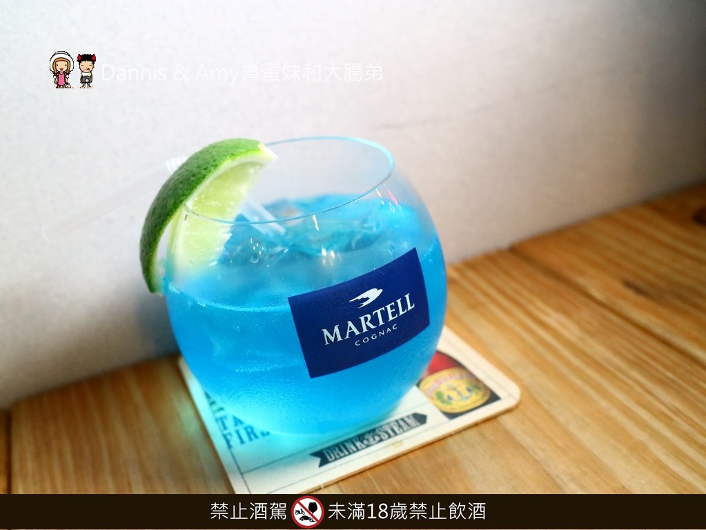 《新竹美食》聚品窩 Cafe & Bar。精釀啤酒搭配燒烤及創意招牌熱炒。反差萌文青風適合三五好友小酌 ︱巨城附近（影片）