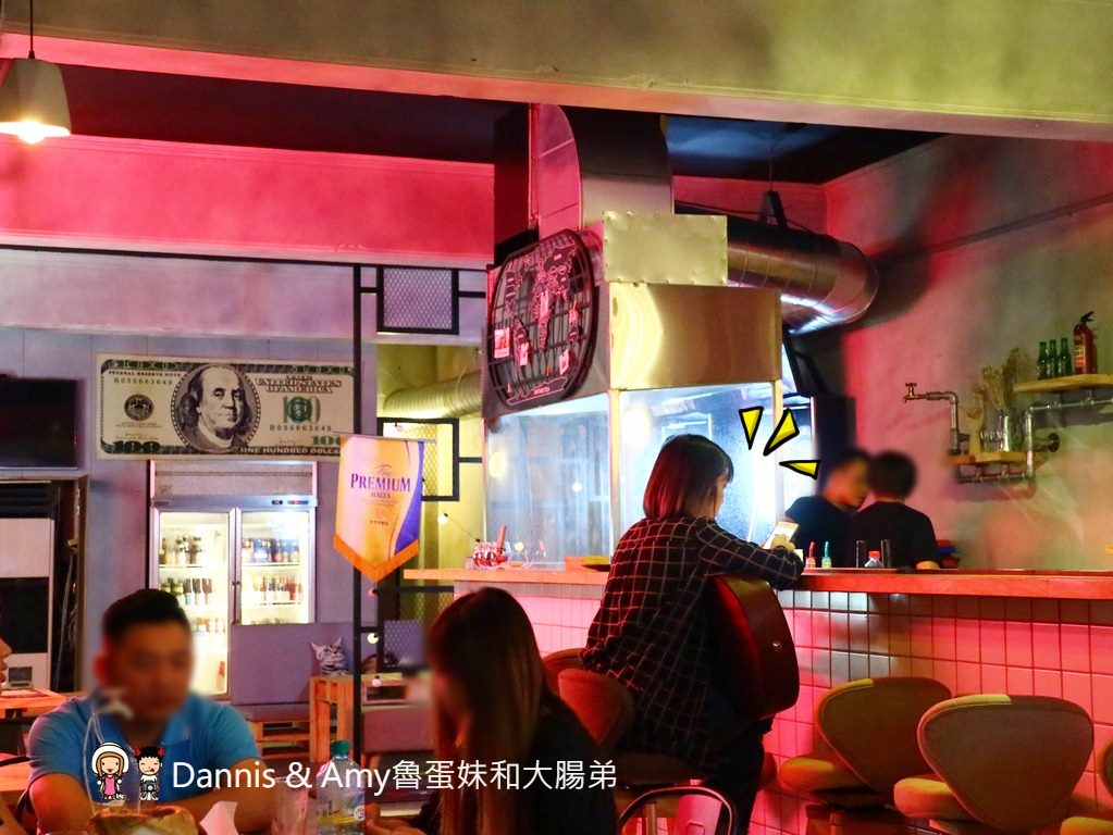 《新竹美食》聚品窩 Cafe & Bar。精釀啤酒搭配燒烤及創意招牌熱炒。反差萌文青風適合三五好友小酌 ︱巨城附近(影片)