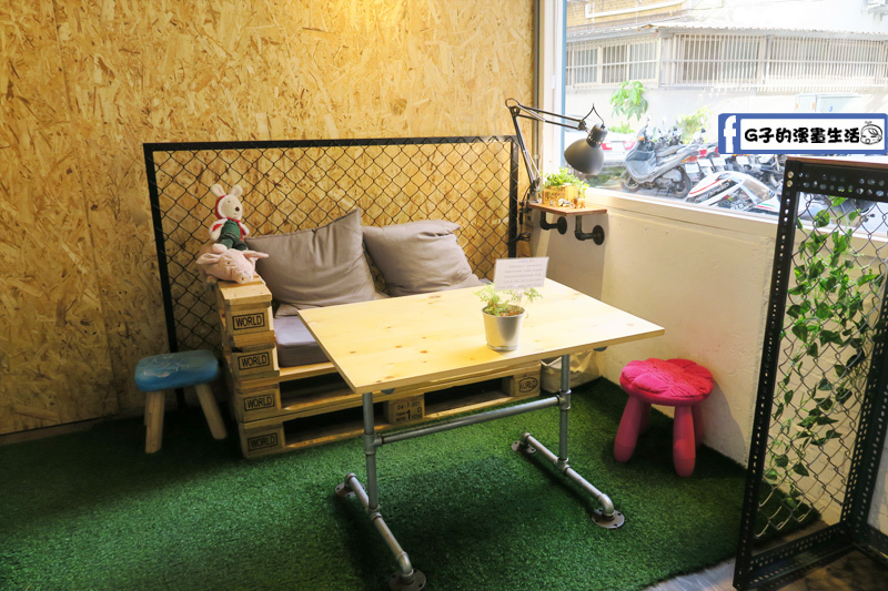 板橋 3PM 熱壓吐司專賣 店內座位不多 沙發區