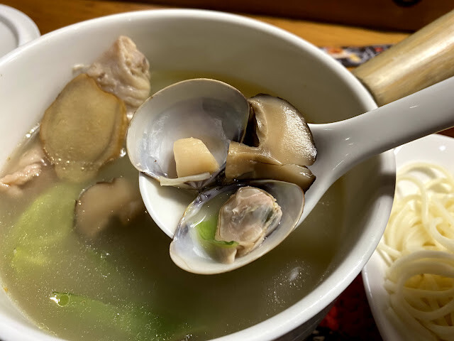 城裡的小月光(單身雞湯) @ 高雄前金區，主打一個人都可以喝的燉雞湯