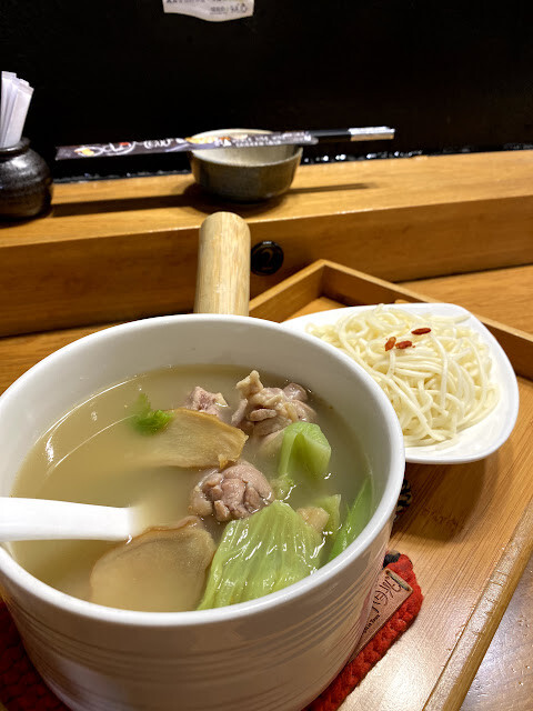 城裡的小月光(單身雞湯) @ 高雄前金區，主打一個人都可以喝的燉雞湯